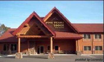 Pine Peaks Lodge & Suites Cross Lake 외부 사진